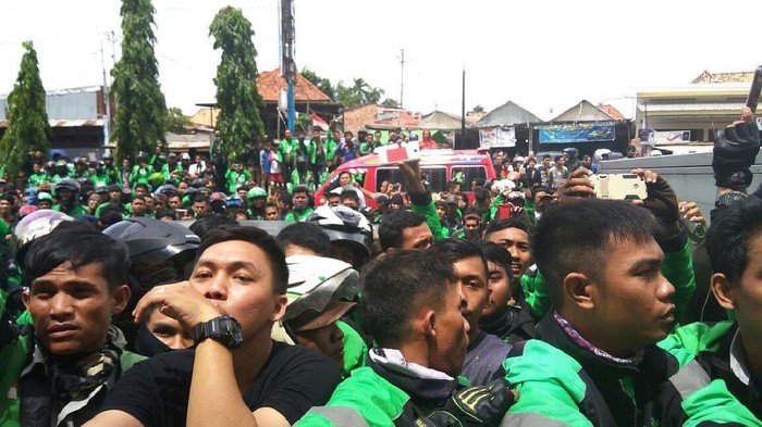Ratusan Ojek Online Geruduk Kampus Cari Mahasiswa yang Hina di Medsos