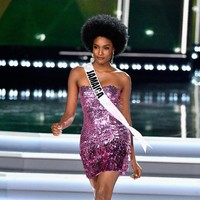 Davina Bennet memakai gaun sequin ungu dari Sheri Hill yang mempertegas kaki jenjangnya. Foto: Dok. Getty Images