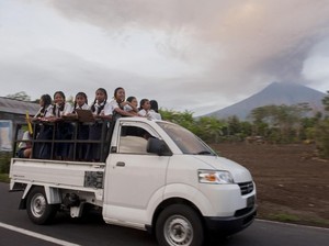 Naik Mobil di Tengah Debu Vulkanik, Pastikan Air Wiper Cukup