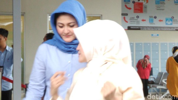 Begini Penampilan Istri Novanto Jenguk Suaminya di Rutan KPK