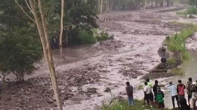 Foto: Penampakan Lahar Dingin yang Keluar dari Gunung Agung