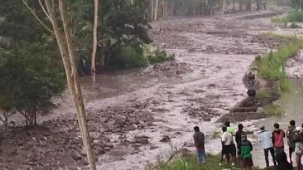 Foto: Penampakan Lahar Dingin yang Keluar dari Gunung Agung