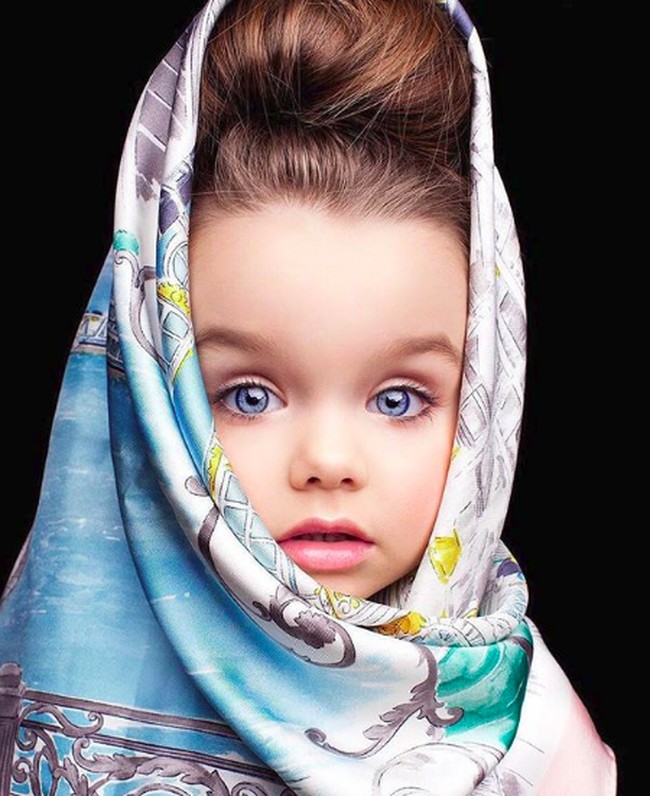  Baru-baru ini Anastasiya Knyazeva, gadis kecil berusia 6 tahun mencuri atensi karena kecantikan yang dimilikinya. Banyak netizen merasa terpesona atas keindahan mata bocah asal Rusia yang berwarna biru itu. Foto: Instagram