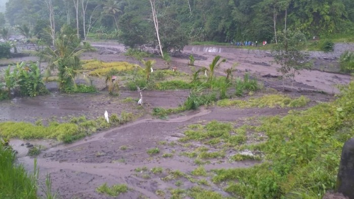 Gunung Agung Meletus, Lahar Dingin Sapu Sawah Warga