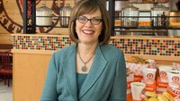 Kalau ini CEO Popeyes, Cheryl Bachelder yang pilih oatmeal saat di rumah. Sedangkan saat pergi, ia memilih bacon, telur orak-arik dan roti panggang. Plus minum kopi! Foto: Istimewa