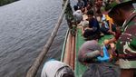 Prajurit Kostrad Selamatkan Korban Kapal Tenggelam di Perairan Maluku
