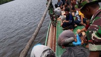 Kapal KM Lingkar tenggelam pada Minggu (26/11) dini hari di sekitar perairan Batu Bendera, sungai Benjina. Kapal itu memuat material tower dan 17 orang pekerja, serta sembilan ABK. Pool/Penkostrad.