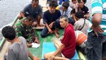 Prajurit Kostrad Selamatkan Korban Kapal Tenggelam di Perairan Maluku
