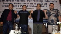 Respoden diwawancara tatap muka menggunakan kuesioner oleh pewancara yang telah dilatih. Setiap pewancara bertugas mewawancarai 10 responden untuk setiap desa/kelurahan. Pool/Poltracking.