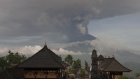Saat ini Pusat Vulkanologi dan Mitigasi Bencana Geologi telah menaikkan status Gunung Agung menjadi awas (Foto: Dok. ANTARA Foto/Nyoman Budhiana)