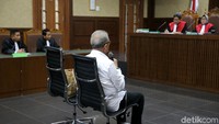 Hakim menyatakan Dudung sebagai Dirut PT DGI terlibat dalam pembagian fee kedua proyek tersebut. Dia juga terbukti memperkaya diri sendiri atau orang lain dari proyek pembangunan Wisma Atlet dan Gedung Serbaguna Provinsi Sumsel tahun 2009-2010.