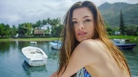 Selain ke Yunani dan traveling dalam negeri, Demi juga pernah liburan ke Mauritius. Senyum Demi benar-benar bikin jatuh cinta ya (@demileighnp/Instagram)