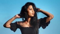 Yang ini model dan aktris pendatang baru yang nggak kalah seksi. Namanya Erika Carlina, ia adalah kekasih baru pemain Barito Putera, Gavin Kwan. Foto: Instagram/eri.carl