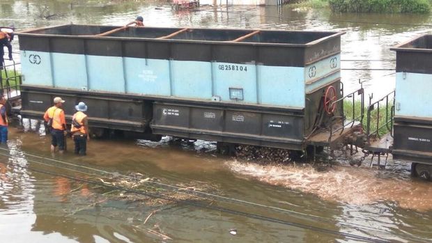 Ini kereta yang membawa batu kricak