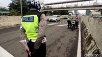 Polisi menyetop pengendara yang melintas di JLNT Casablanca.