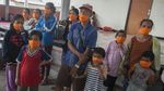 Foto: Hujan Abu Gunung Agung, Warga Bali Gunakan Masker