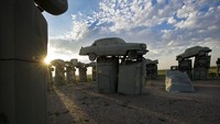 Dalam pembuatan Carhenge, Jim Reinders memang terinspirasi bentuk Stonehenge, monumen batu misterius dari zaman Neolitikum yang melingkar di tengah padang rumput di Wiltshire (Carhenge)