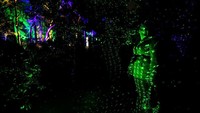 Foto: Bahkan, pengunjung juga bisa berinteraksi dengan atraksi-atraksi lampu yang ibsa berubah warna tatkala disentuh. (Mario Anzuoni/Reuters)