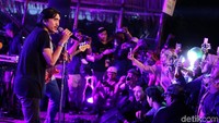 Penampilan apik mereka membuat para penonton yang didominasi Sheila Gank (sebutan fans mereka) lupa sejenak dengan rintik hujan malam itu.