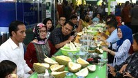 Usai berkunjung ke mal Plaza Medan Fair, Presiden Joko Widodo langsung bertolak ke kedai Ucok Durian. Terlihat Jokowi bersama dengan ibunda Jokowi, Sujiatmi Notomihardjo. Putra Jokowi, Gibran Rakabuming dan istrinya Selvi Ananda dan anaknya Jan Ethes. Foto: Instagram Jokowipedia