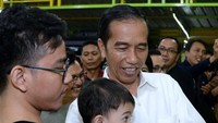 Jokowi juga membuat video blog (vlog) tentang cucunya yang lahap memakan durian. Foto: Instagram Jokowipedia