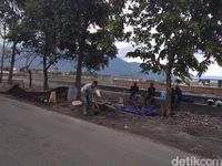 Aktivitas proyek pengerjaan gelanggang olahraga di 'Jalan Cinta'.