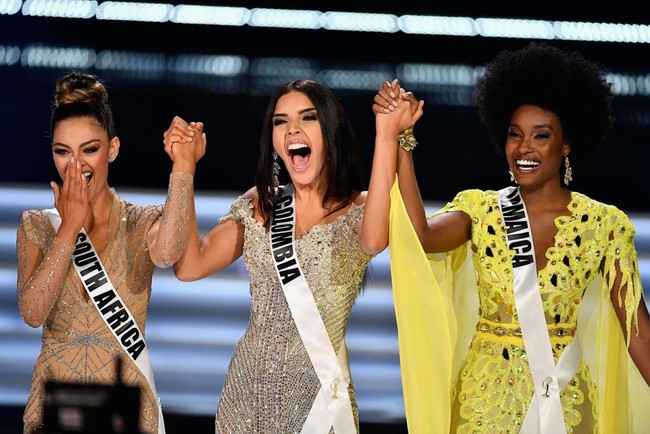 Miss Universe 2017 telah menemukan pemenang, yakni jatuh pada Demi-Leigh dari Afrika Selatan. Dua finalis lainnya, Miss Colombia dan Jamaica pun menjadi pesain terberatnya di tiga besar. Lihat lagi gaya tiga besar Miss Universe 2017 berikut ini. Foto: Dok. Getty Images