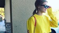 Belakangan dia lebih sering jadi sensai di internet. Salah satunya ketika mengajak followernya berkencan karena kalah taruhan di Twitter (Instagram @geniebouchard)