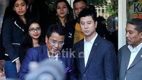 Dewi juga pernah berurusan dengan CEO Lamborghini Johnson Yaptonaga. Ia menyebut telah menikah dengan Johnson. Tak terima, Johnson melaporkan Dewi ke polisi atas tuduhan pencemaran nama baik. : detikfoto