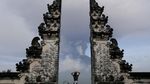Menyaksikan Letusan Gunung Agung dari Candi Lempuyang
