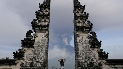 Naik Turun Status Gunung Agung dan Bukti dari Jokowi bahwa Bali Aman