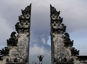 Naik Turun Status Gunung Agung dan Bukti dari Jokowi bahwa Bali Aman