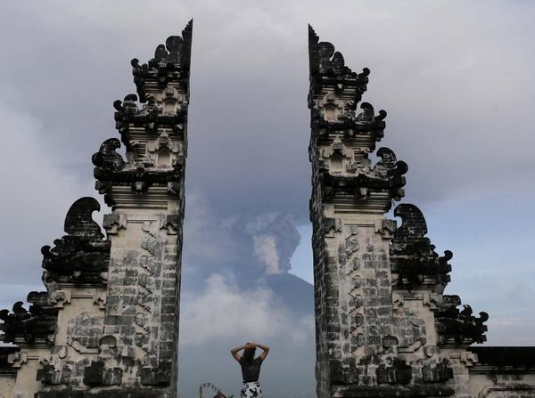 Naik Turun Status Gunung Agung dan Bukti dari Jokowi bahwa Bali Aman