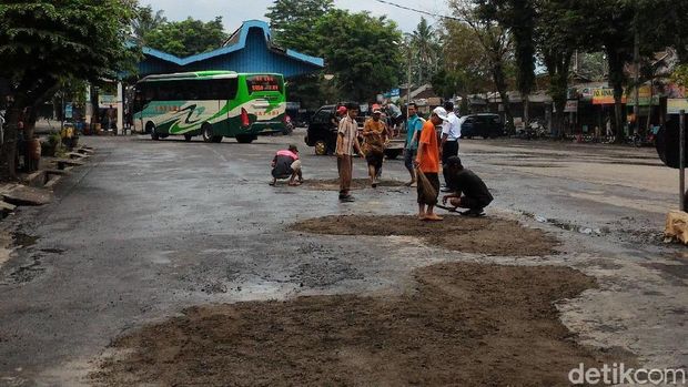 Perbaikan aspal berlubang di Terminal Boyolali.