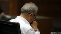 Dudung sesekali menunduk saat hakim membacakan vonis untuk dirinya.
