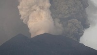 Warga dengan radius 10 km diimbau untuk mengungsi (Foto: Dok. ANTARA Foto/Nyoman Budhiana)