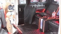 Peserta kontes modifikasi International Automodified (IAM) MBtech asal Malang itu merubah luxionya jadi seperti mobil premium. Foto: Khairul Imam Ghozali
