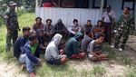 Prajurit Kostrad Selamatkan Korban Kapal Tenggelam di Perairan Maluku