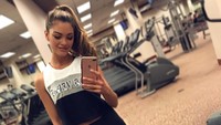 Di sela kesibukannya, ia tetap rajin berolahraga. Pilihannya adalah fitness di pusat kebugaran. (foto : instagram @demileighnp)