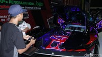 Ini bukan pertama kalinya Kupu-Kupu Malam menghadirkan Yaris ini. Sudah beberapa kali proyek modifikasi ini muncul, tapi masih menggunakan enam roda. Foto: Rangga Rahadiansyah