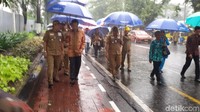 Toilet ini ditargetkan selesai akhir Desember 2017. Saat melihat langsung kondisi toilet, ada sejumlah catatan yang diungkapkan Sultan.