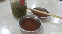 Jangan lupa tambahkan sambal istimewa dari cabe rawit merah yang digerus. Makin nikmat dengan acar cabe rawit hijau utuh. Foto: Odilia Winneke