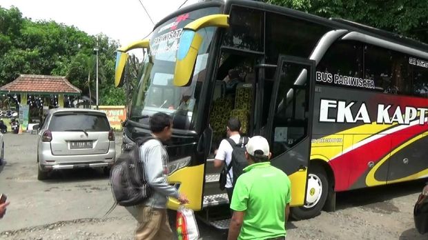 PT KAI Daop 8 menyediakan angkutan bus untuk mengangkut penumpang ke stasiun tujuan