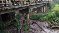 Badan Nasional Penanggulangan Bencana (BNPB) meminta masyarakat tidak beraktivitas di sekitar sungai. Foto diambil Senin (27/11) (Foto: Instagram Humas BNPB sutopopurwo)