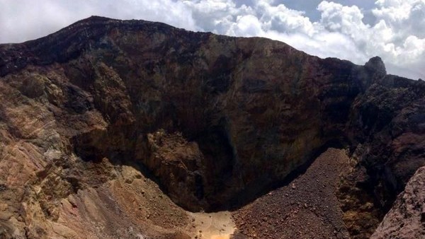 Foto: Dari atas puncak, kita bisa melihat kawah Gunung Agung. Kali terakhir Gunung Agung erupsi terjadi pada tahun 1963. (Andik Setiawan/dTraveler) Foto: Dari atas puncak, kita bisa melihat kawah Gunung Agung. Kali terakhir Gunung Agung erupsi terjadi pada tahun 1963. (Andik Setiawan/dTraveler)