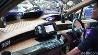 Tidak hanya asal melapisi saja, Andra membuat lapisan kulit dari MBtech dengan apik. Juga ada tambahan aksen anyaman di beberapa bagian seperti di dashboard dan jok. Foto: Khairul Imam Ghozali