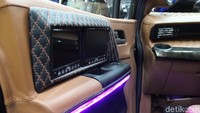 Memang saya tidak menggunakan bahan lain selain MBtech. Dashboard, doortrim, jok, karpet, plafon, sampai bagian audio pun saya lapis dengan MBtech. Ditambah ada beberapa bagian yang saya sengaja bikin anyaman gitu, ujarnya kepada detikOto, di Ancol, Jakarta. Foto: Khairul Imam Ghozali