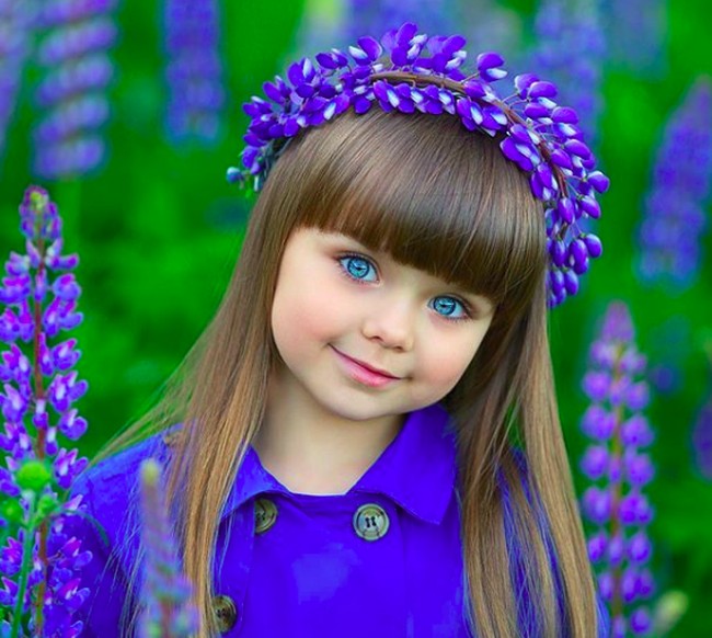 Anastasiya juga tampil memukau dengan aksesori kepala yang menutupi sebagian rambut cokelat indahnya. Foto: Instagram