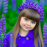 Anastasiya juga tampil memukau dengan aksesori kepala yang menutupi sebagian rambut cokelat indahnya. Foto: Instagram