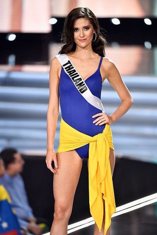 Acara pun dilanjutkan dengan sesi baju renang. Tahun ini, cukup banyak kontestan Miss Universe 2017 yang memakai baju renang one piece dengan penambahan selendang. Foto: Getty Images